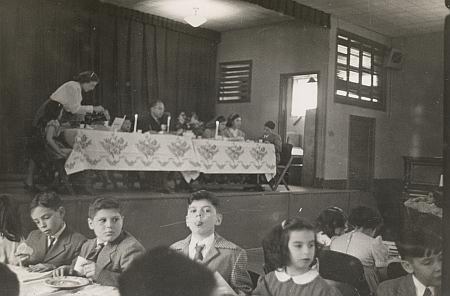 Temple Isaiah Demonstration Seder in Kew Gardens, NY - 1947.