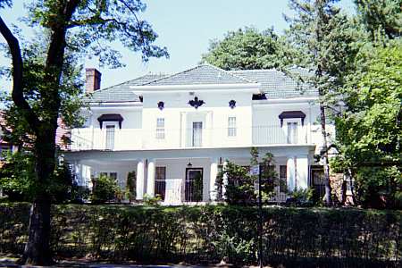 Grenfell Street at Onslow Place, Kew Gardens, NY.